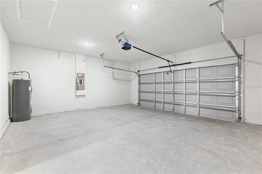 Spacious, unfurnished interior of a new home in , Ocala (Image 15).