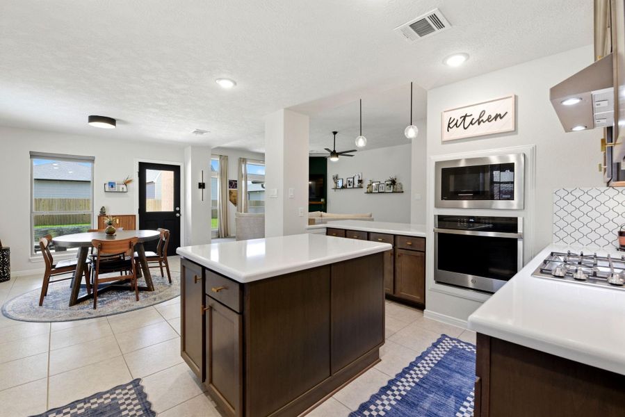 Furnished interior view inside a new home in Pedregal, Dickinson (Image 35).