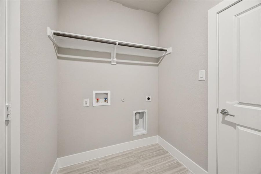 Spacious, unfurnished interior of a new home in Dove Hollow, Waxahachie (Image 24). Spacious, unfurnished interior of a new home in Dove Hollow, Waxahachie (Image 24).