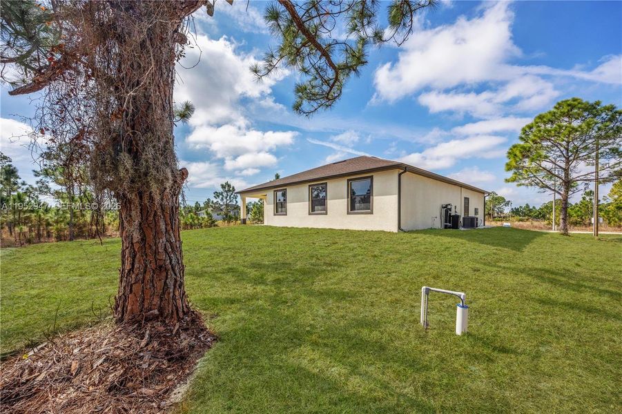 Exterior details and patio area of a home in , Lehigh Acres (Image 4).