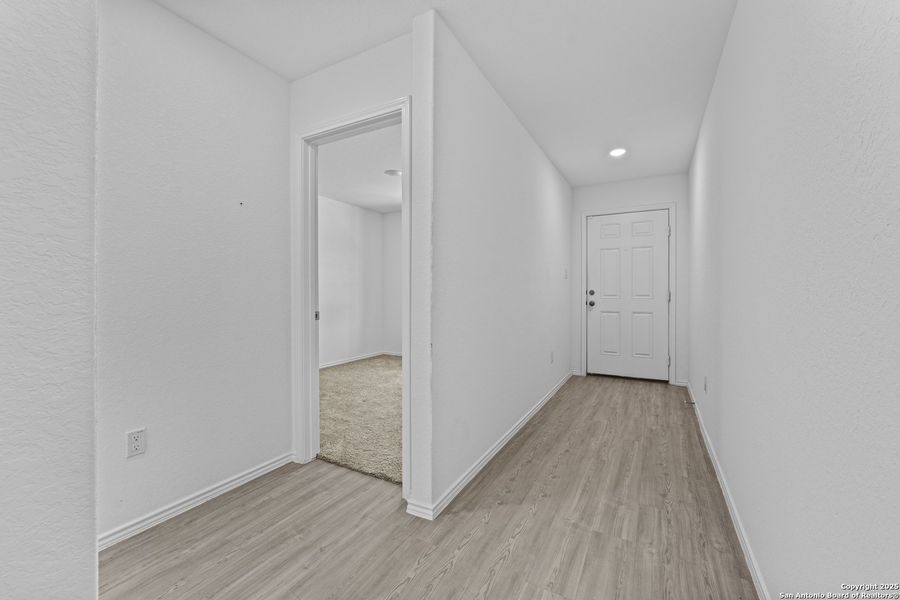 Spacious, unfurnished interior of a new home in Lodi Grove, Floresville (Image 8).
