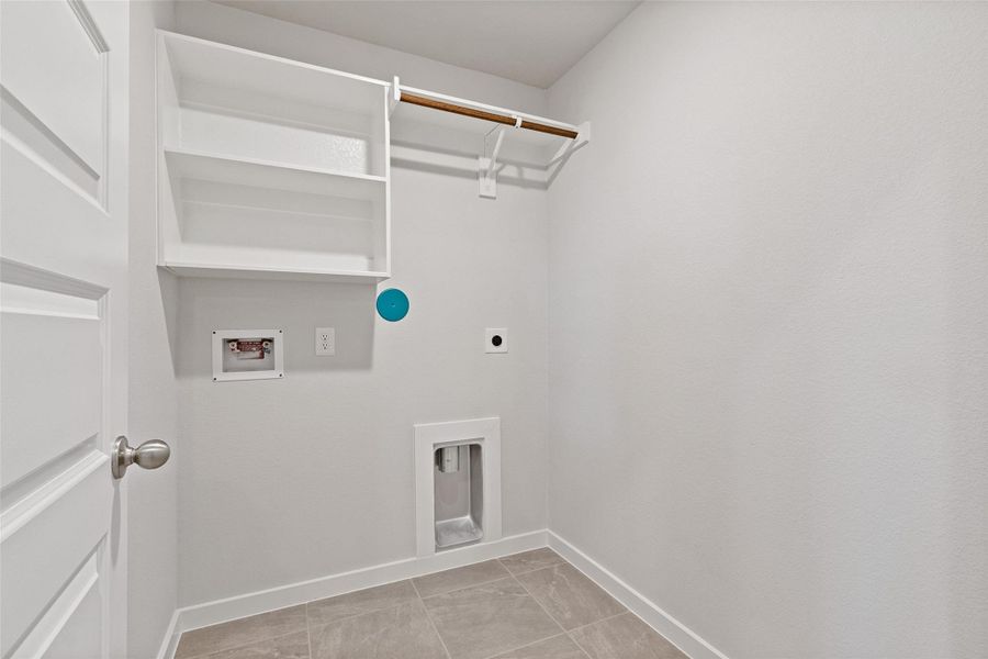 Spacious, unfurnished interior of a new home in Sunterra, Katy (Image 17).