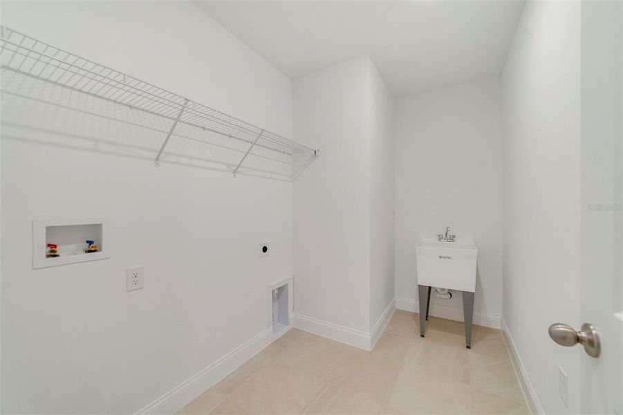 Spacious, unfurnished interior of a new home in Estates at Lake Jesup, Sanford (Image 13).