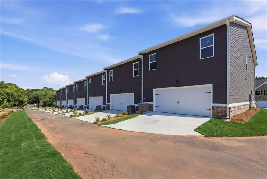 Exterior details and patio area of a home in Parkway James, Snellville (Image 3).