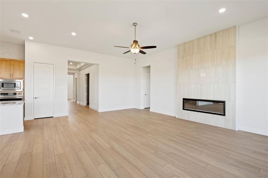 Spacious, unfurnished interior of a new home in Myrtle Creek, Waxahachie (Image 11). Spacious, unfurnished interior of a new home in Myrtle Creek, Waxahachie (Image 11).