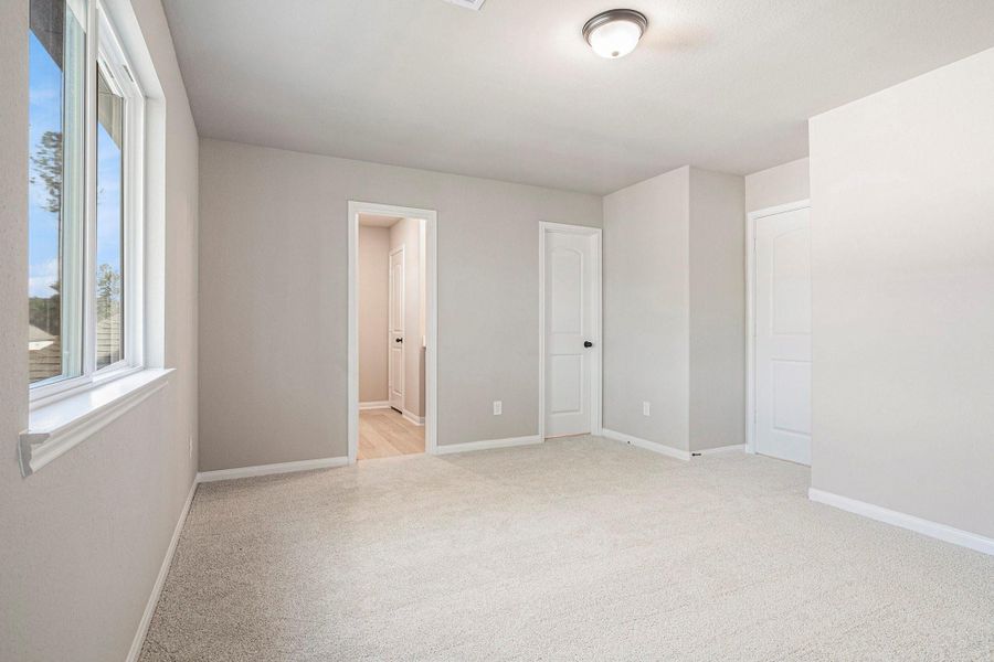 Spacious, unfurnished interior of a new home in Deer Pines, Conroe (Image 27).