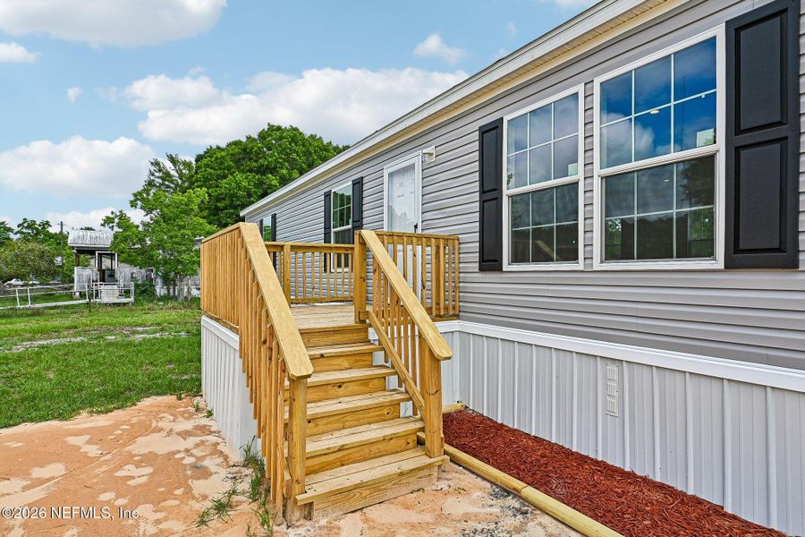 Exterior details and patio area of a home in , Starke (Image 19).