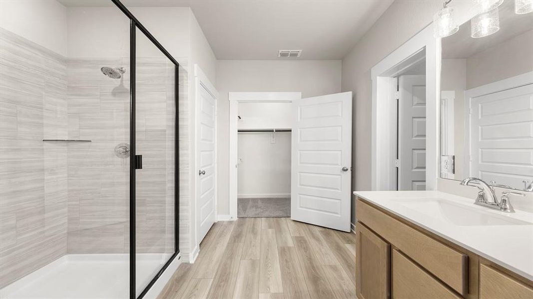 17. 747 Embrace - Bath (2) 17. 747 Embrace - Bath (2)