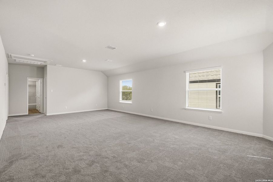 Spacious, unfurnished interior of a new home in Cinco Lakes, San Antonio (Image 28).