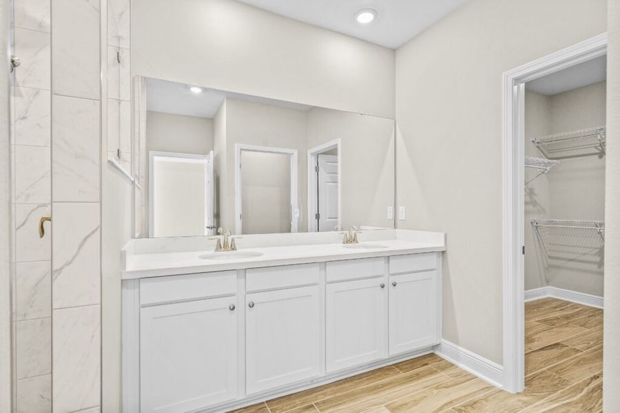 Furnished interior view inside a new home in Lake Merial, Panama City (Image 7).