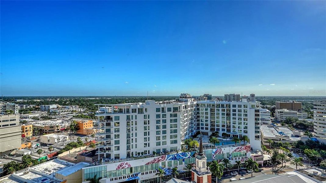 Condo located in Sarasota, FL showcasing its design and architecture (Image 7).