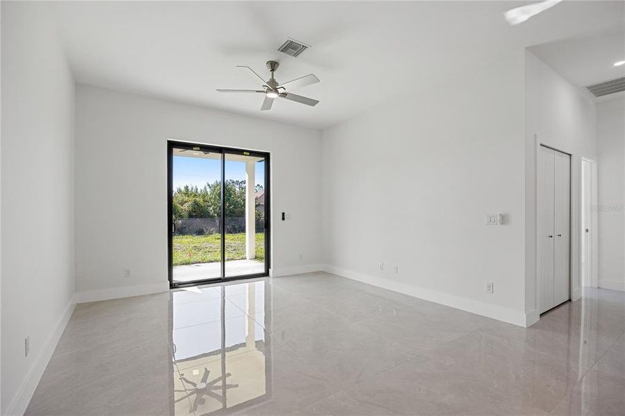 Spacious, unfurnished interior of a new home in , Rotonda West (Image 19).