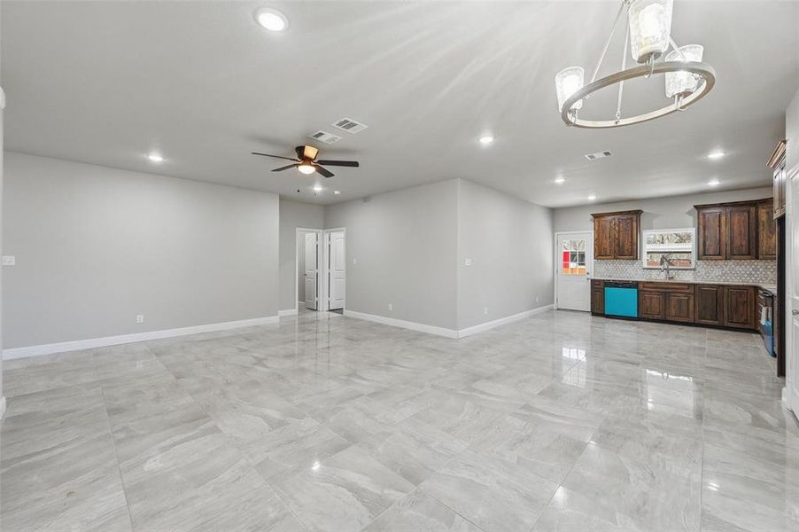 Spacious, unfurnished interior of a new home in , Cleburne (Image 15).