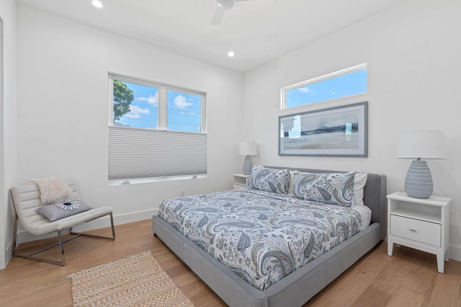 Secondary bedroom with modern finishes and natural light. King bed/large room. Secondary bedroom with modern finishes and natural light. King bed/large room.