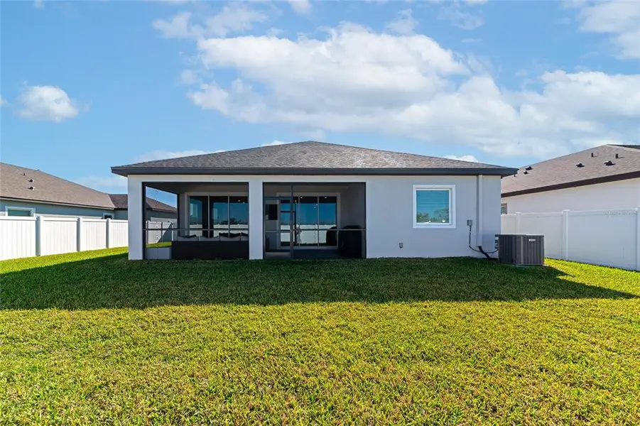 Exterior details and patio area of a home in , Bradenton (Image 3).