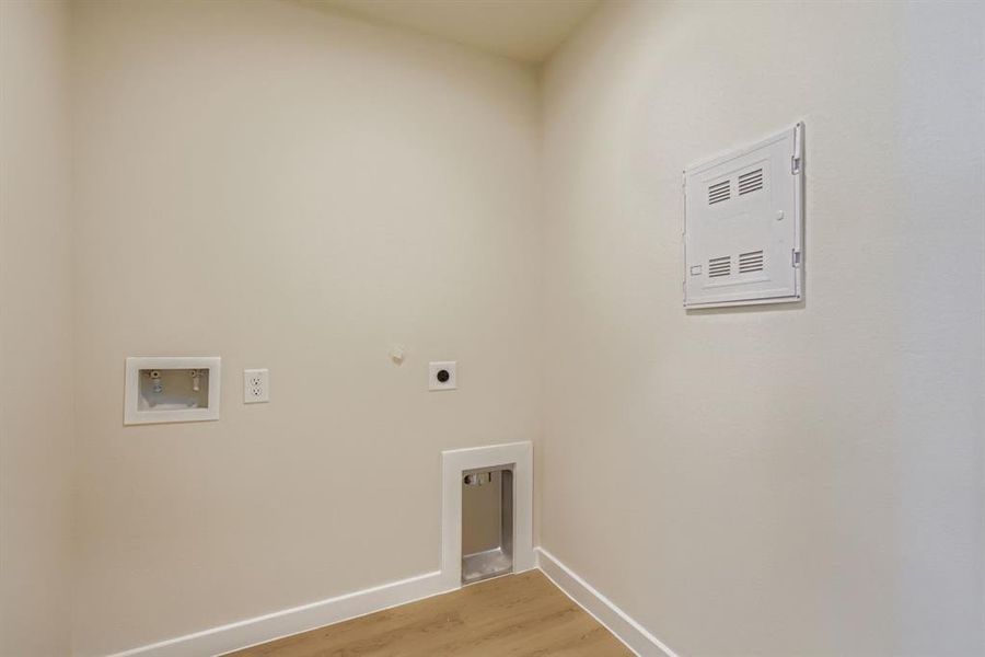 Spacious, unfurnished interior of a new home in Middlefield Village, Dallas (Image 25). Spacious, unfurnished interior of a new home in Middlefield Village, Dallas (Image 25).