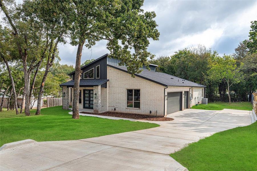 Exterior details and patio area of a home in , Granbury (Image 30).