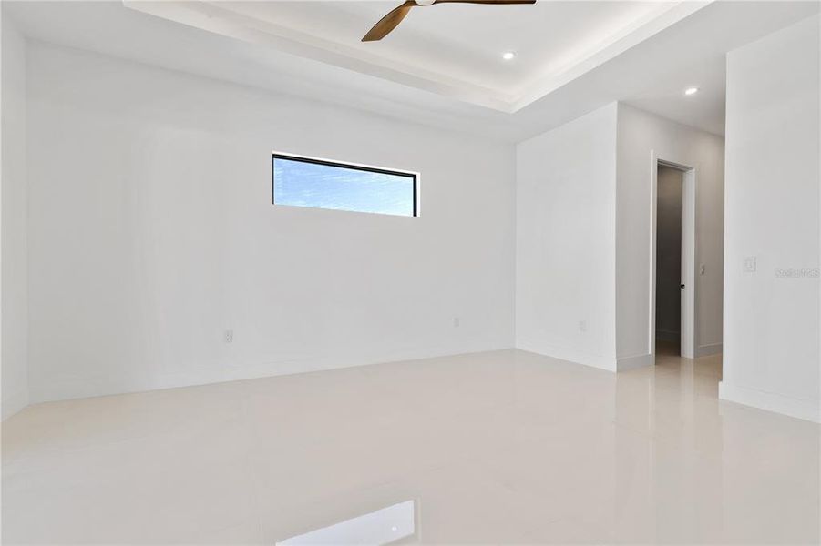 Spacious, unfurnished interior of a new home in , Cape Coral (Image 34).