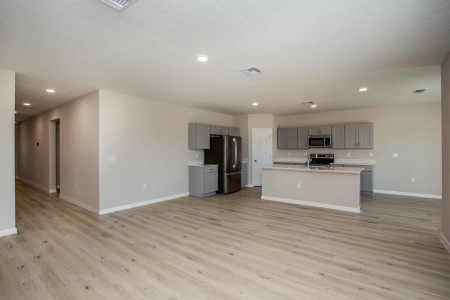 Spacious, unfurnished interior of a new home in Villa Mar, Winter Haven (Image 11).