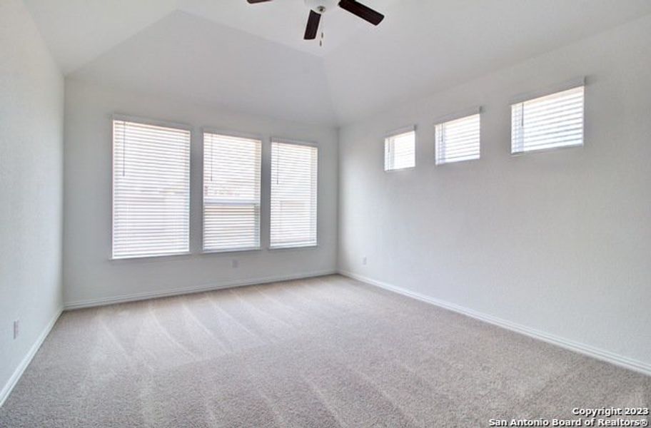 Spacious, unfurnished interior of a new home in Veramendi, New Braunfels (Image 20).