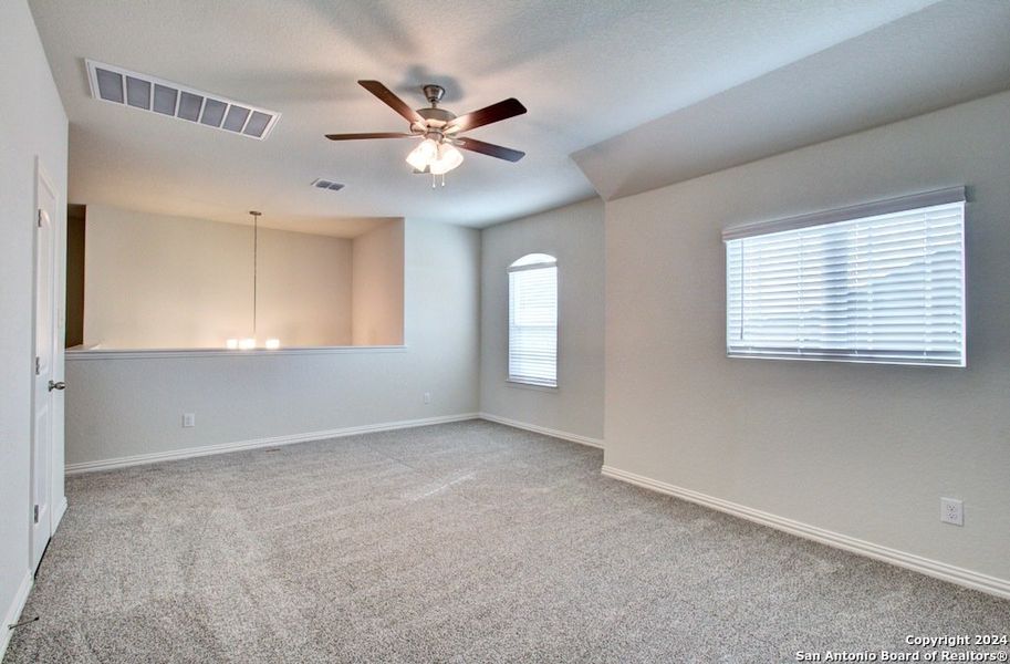 Spacious, unfurnished interior of a new home in Veranda, San Antonio (Image 15).