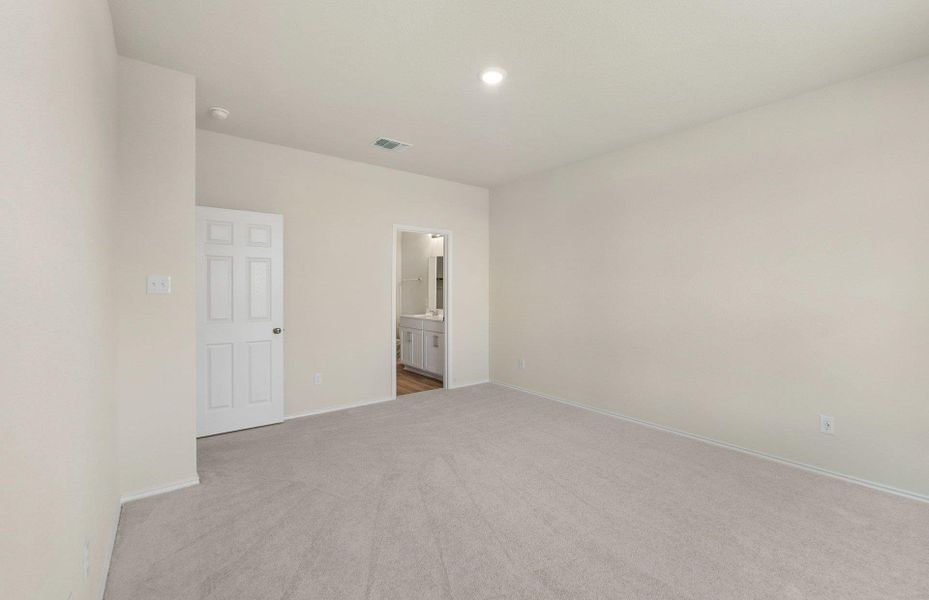 Spacious, unfurnished interior of a new home in Sonterra, Jarrell (Image 33).