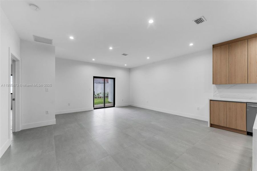Spacious, unfurnished interior of a new home in , Miami (Image 12).