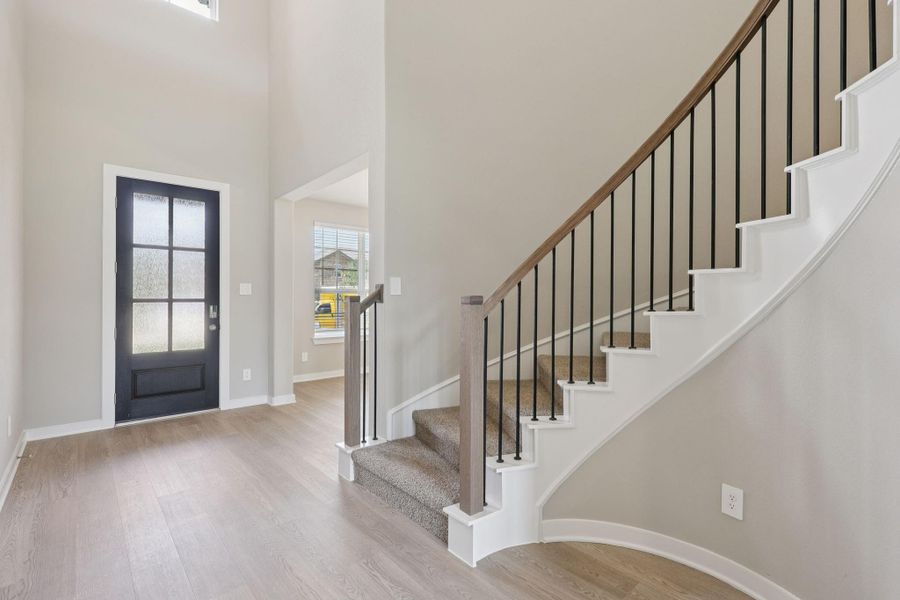 Spacious, unfurnished interior of a new home in Kingdom Heights, Rosenberg (Image 30).