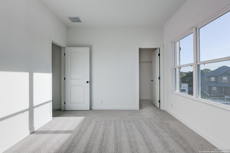 Spacious, unfurnished interior of a new home in Arcadia Ridge, San Antonio (Image 34).
