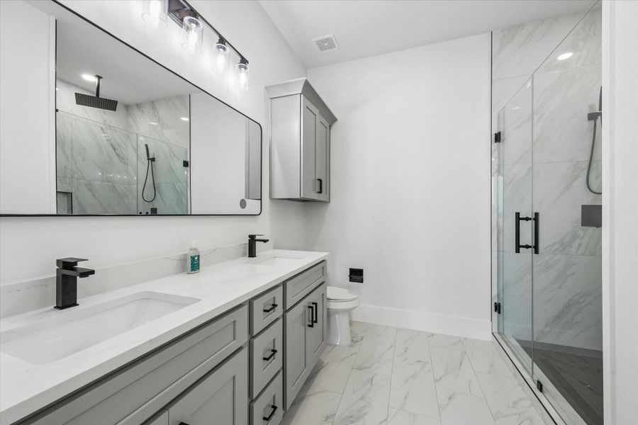 Elegant En-suite bath with double vanity sinks and large walk- in shower! Elegant En-suite bath with double vanity sinks and large walk- in shower!