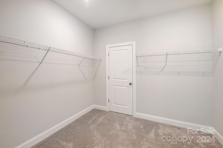 Walk-In-Closet