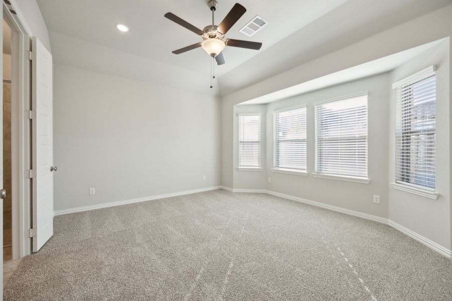 Spacious, unfurnished interior of a new home in Summer Crest, Fort Worth (Image 18).