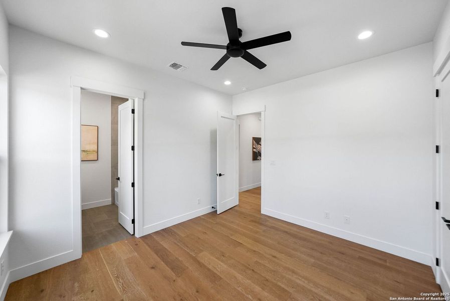 Spacious, unfurnished interior of a new home in , Bandera (Image 37).