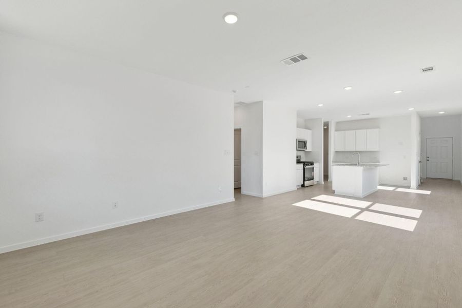Spacious, unfurnished interior of a new home in Montgomery Bend, Montgomery (Image 16).