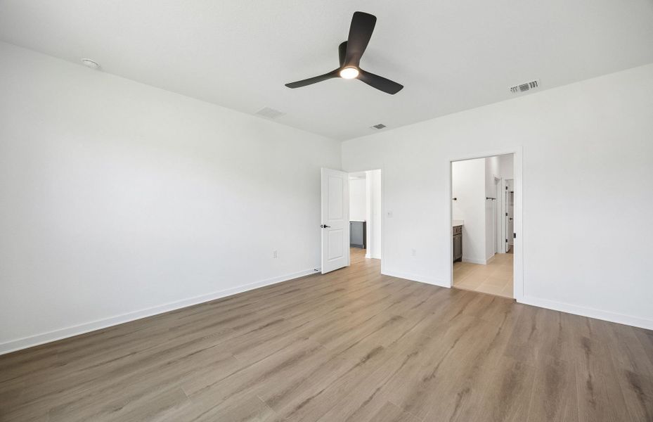 Spacious, unfurnished interior of a new home in Sun City Texas, Georgetown (Image 24).