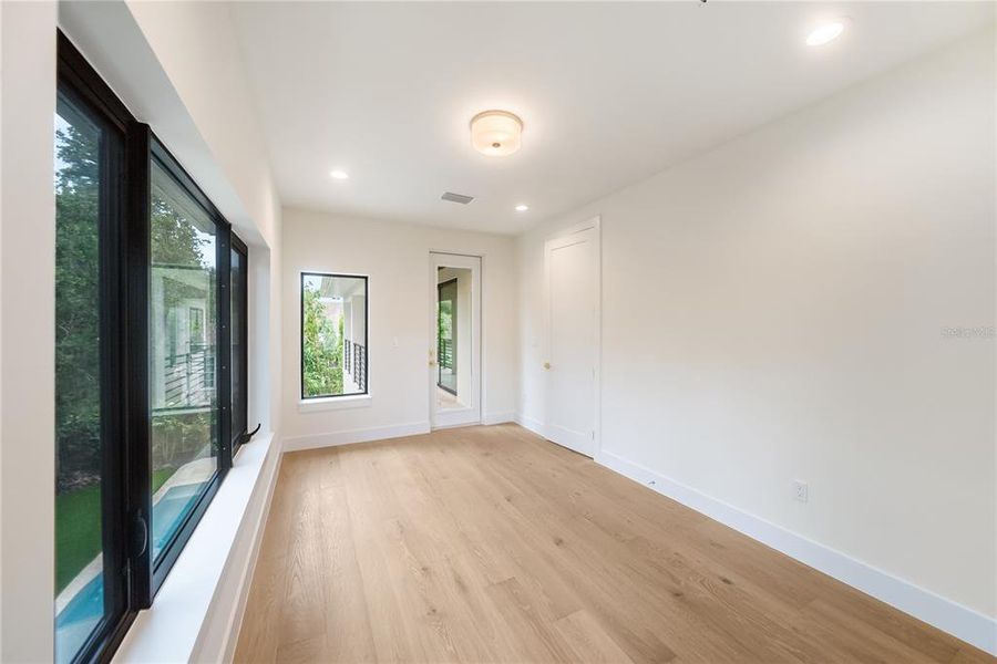 Spacious, unfurnished interior of a new home in , Sarasota (Image 82).
