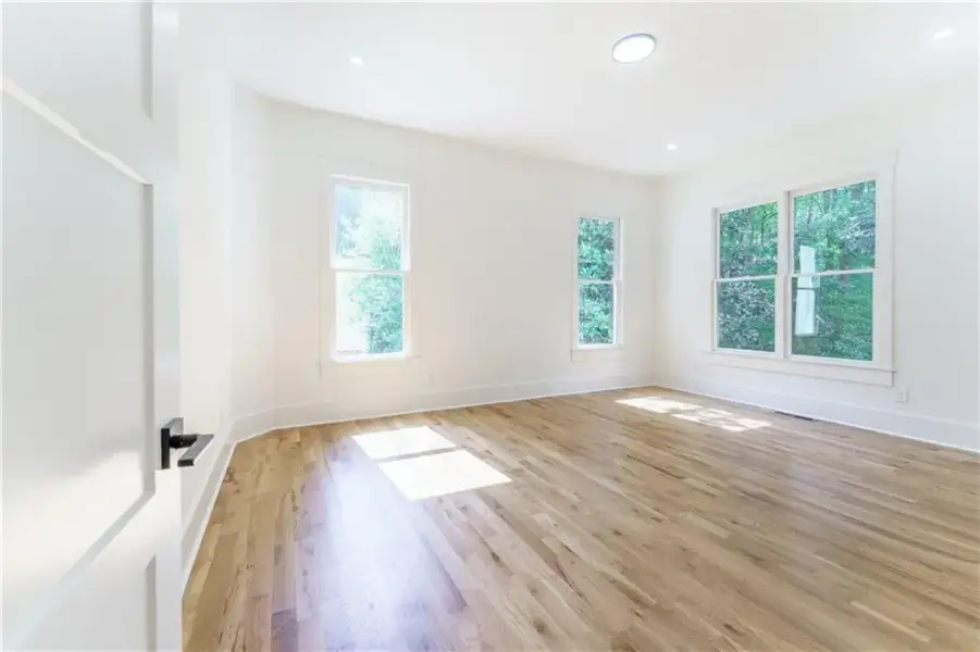 Spacious, unfurnished interior of a new home in , Sandy Springs (Image 39).