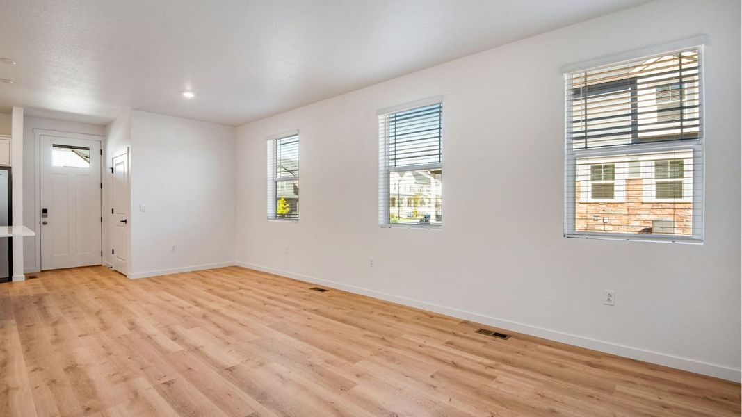 Spacious, unfurnished interior of a new home in Horizon Uptown, Aurora (Image 16).