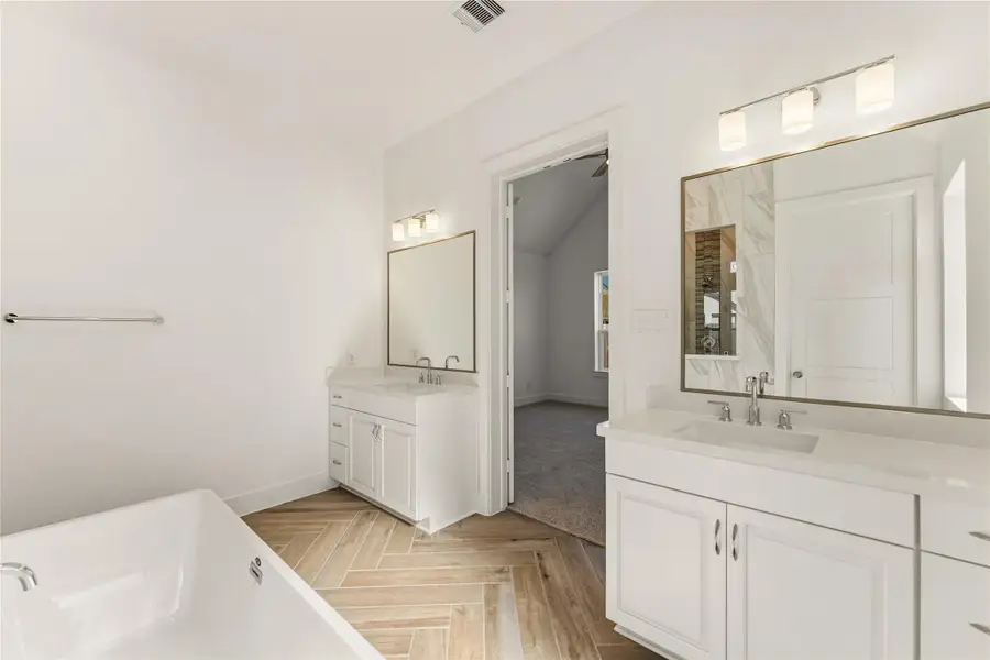 Furnished interior view inside a new home in Valencia, Manvel (Image 8).