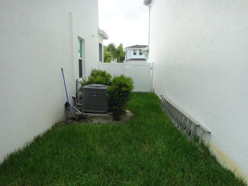 SIDE YARD SIDE YARD
