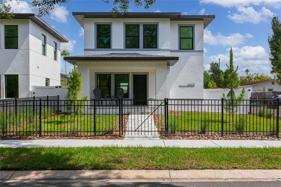 Exterior details and patio area of a home in , St. Petersburg (Image 27).