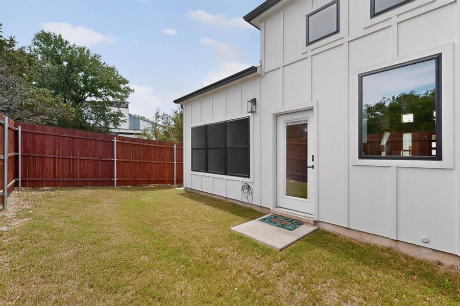 Exterior details and patio area of a home in , Granbury (Image 3).
