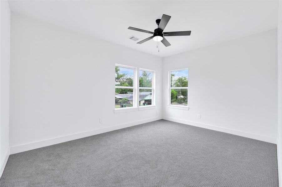 Comfortable secondary bedroom with great natural light. Comfortable secondary bedroom with great natural light.
