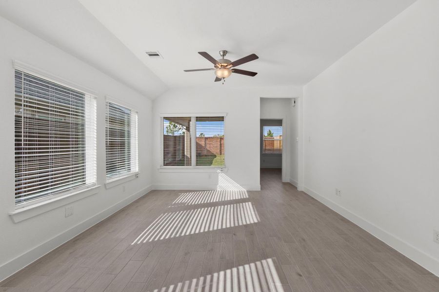 Spacious, unfurnished interior of a new home in Meridiana, Iowa Colony (Image 18).