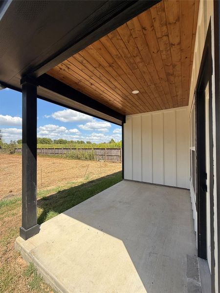 Exterior details and patio area of a home in , Navasota (Image 12).