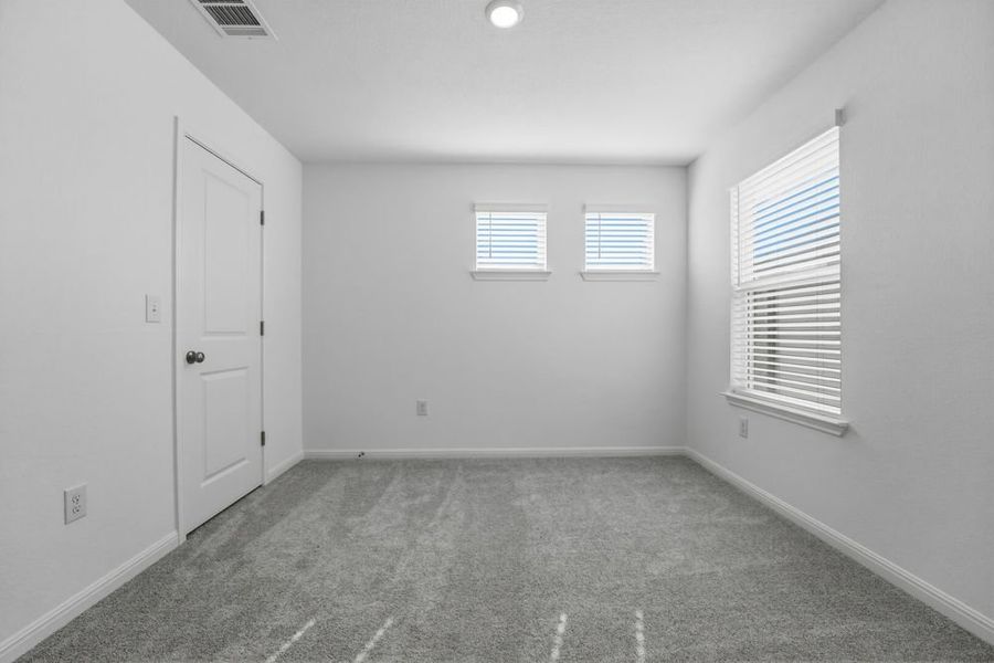 Spacious, unfurnished interior of a new home in Longview, Del Valle (Image 17).