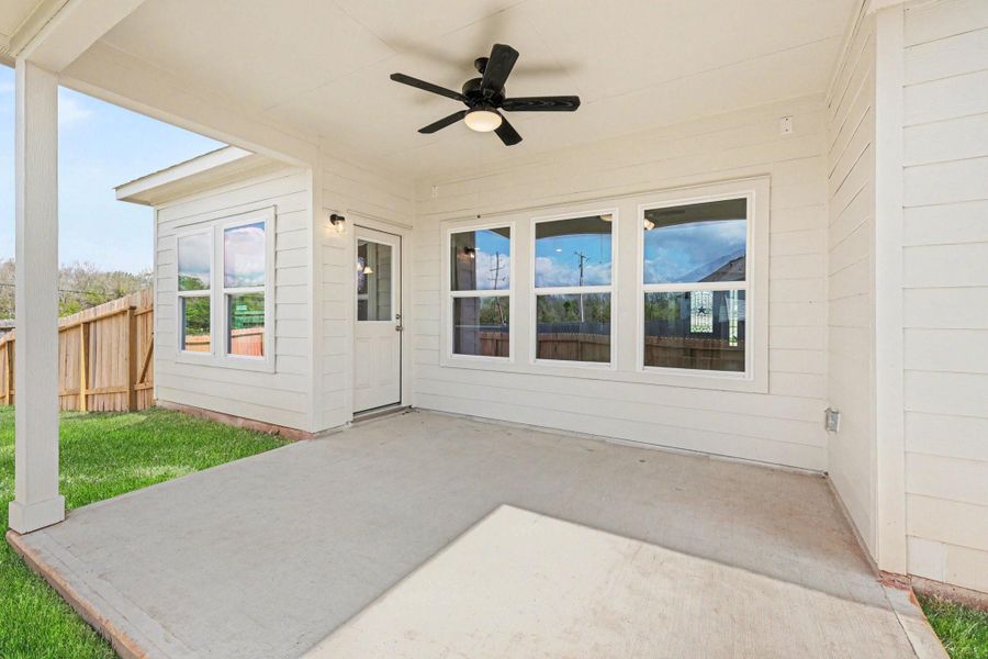 Covered patio with ceiling fan