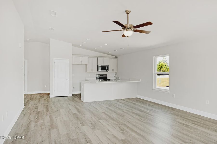 Spacious, unfurnished interior of a new home in East Bay, Panama City (Image 9).