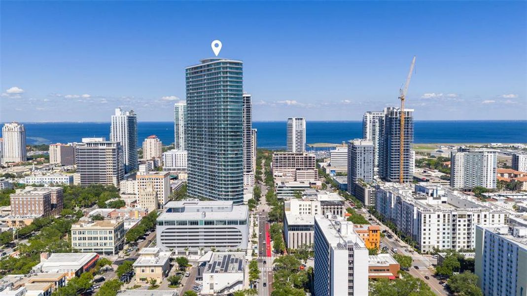 Condo located in St. Petersburg, FL showcasing its design and architecture (Image 62).