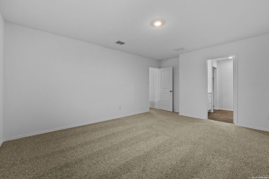 Spacious, unfurnished interior of a new home in Avenida, Converse (Image 11).